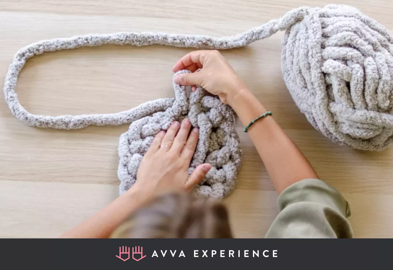 Learning to knit chunky scarves in a virtual workshop